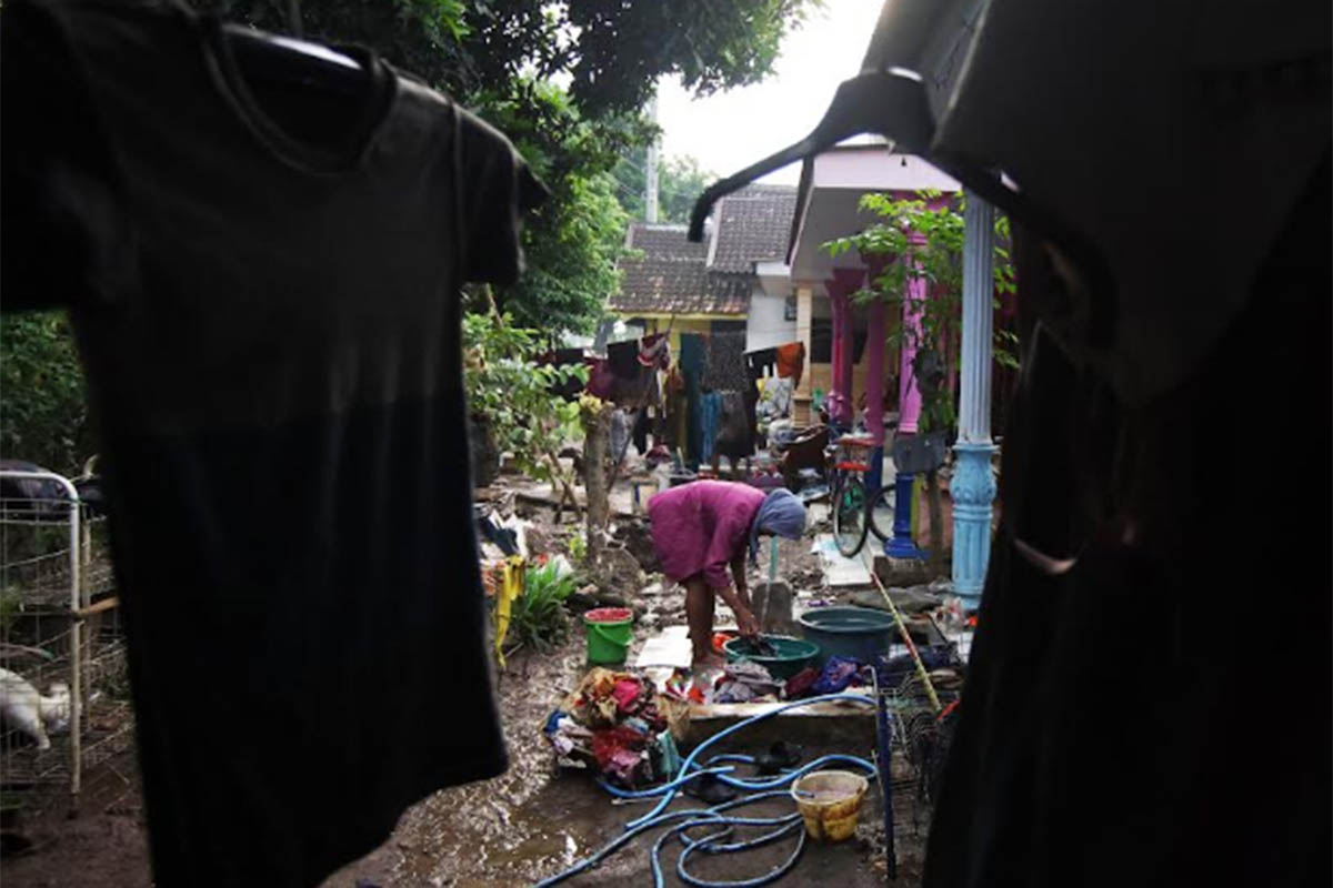 AMBURADUL: Kondisi halaman depan salah satu rumah penduduk di Desa Lemahkembar, Kecamatan Sumberasih, Kabupaten Probolinggo