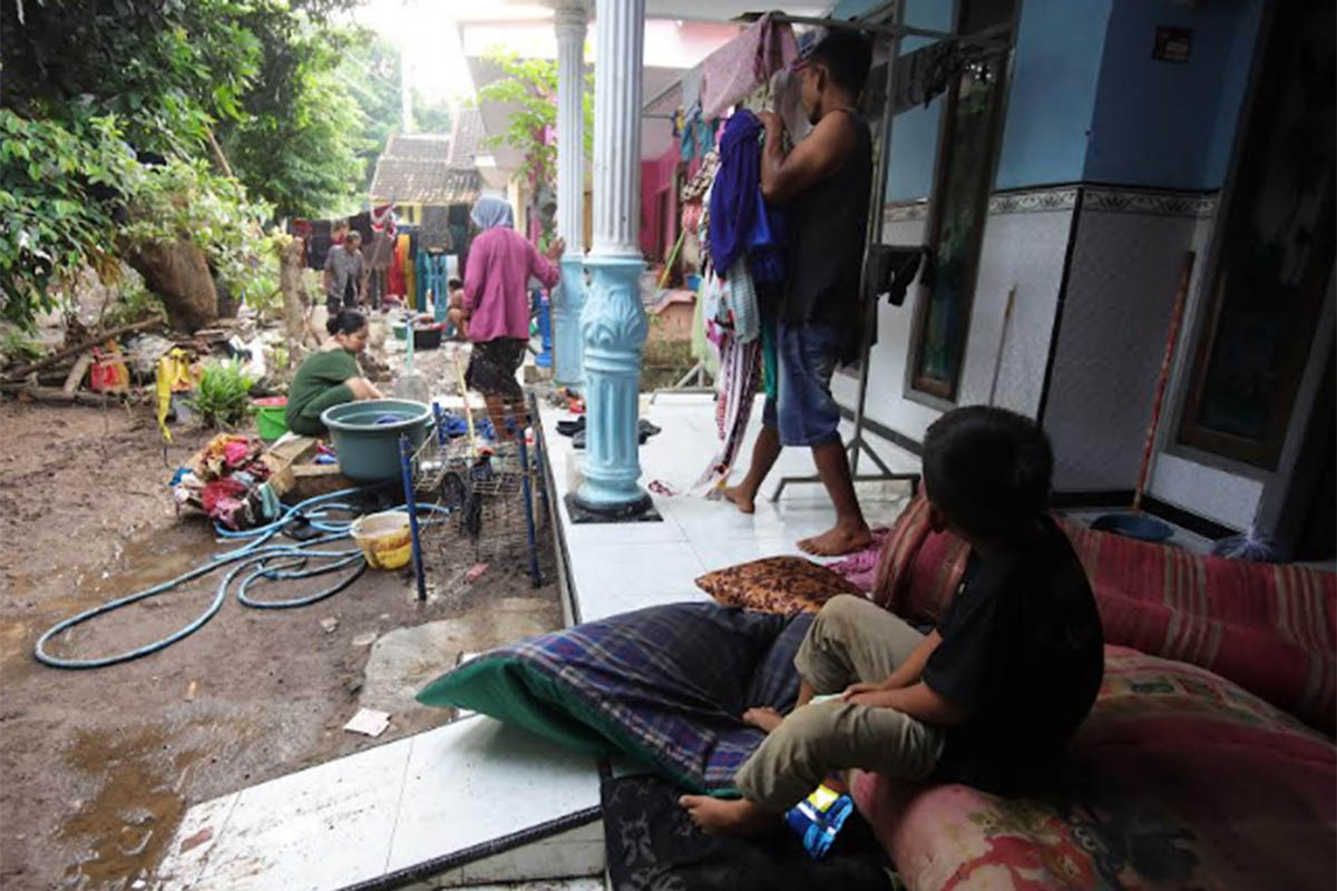 AMBURADUL: Kondisi halaman depan salah satu rumah penduduk di Desa Lemahkembar, Kecamatan Sumberasih, Kabupaten Probolinggo