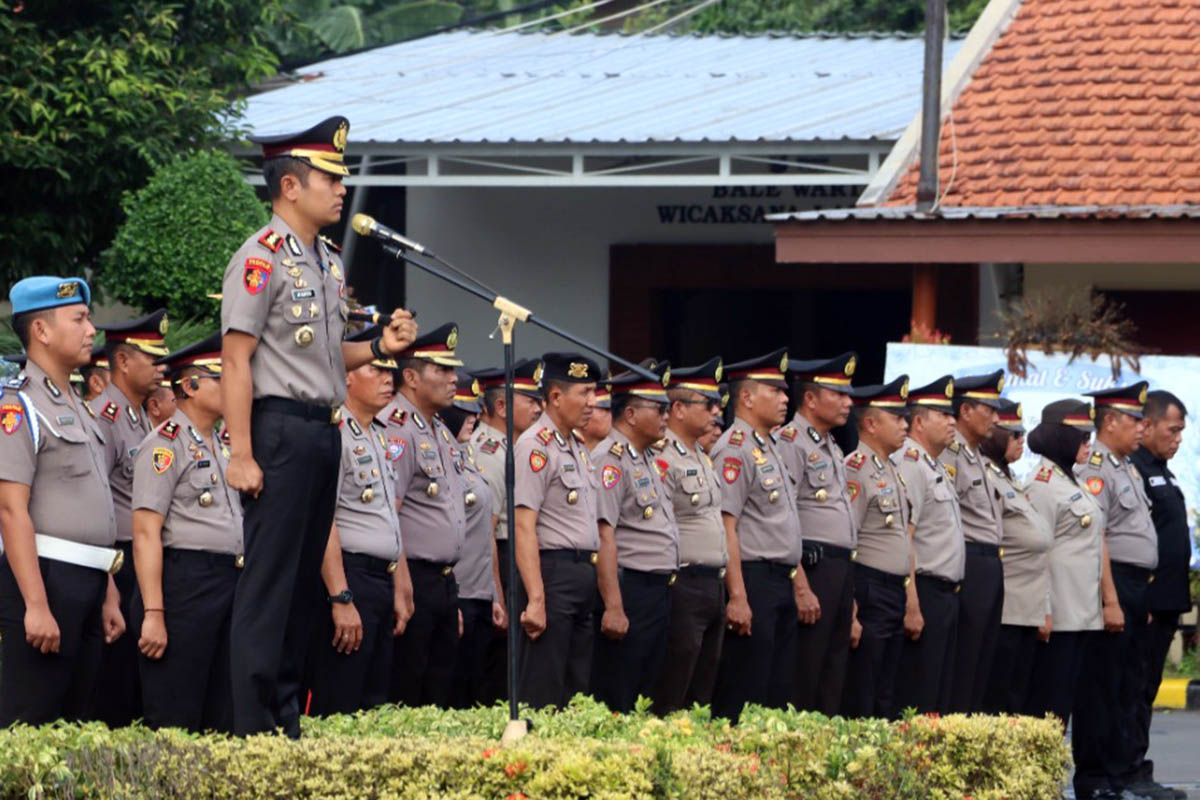 APEL PERDANA: Kapolres Pasuruan AKBP Harto Agung Cahyono saat apel perdana.