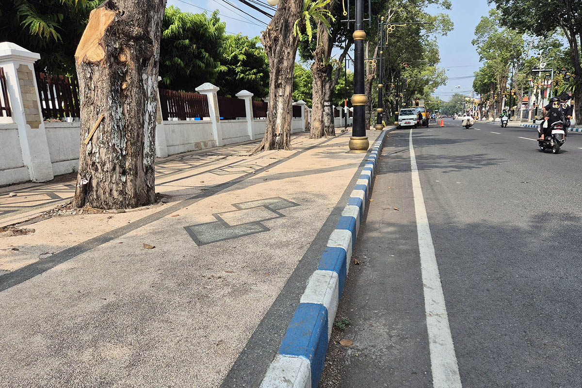 DIRAWAT: Trotoar di Jalan Pahlawan Kota Pasuruan. Tahun ini pemkot hanya melakukan pemeliharaan rutin pada trotoar di wilayahnya.