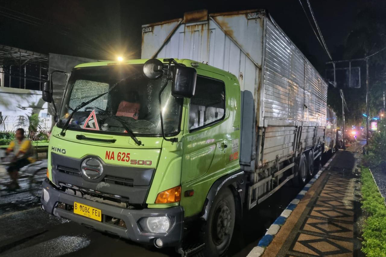 DIAMANKAN: Truk yang dikemudikan Andik Prianto diamankan setelah terlibat kecelakaan lalu lintas dengan pemotor, Febriansyah Wahyu Tri Wicaksono.