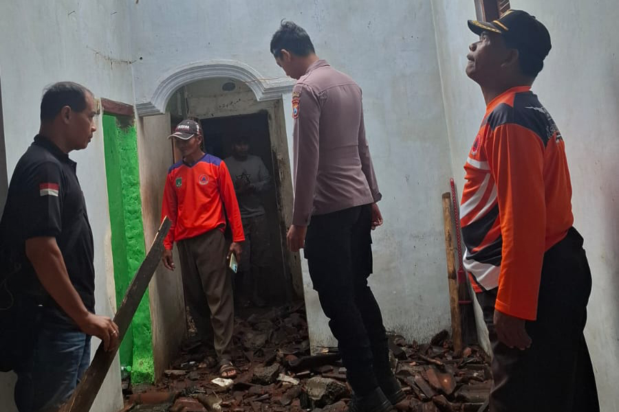 TAK BISA DITEMPATI: Rumah Mansyur, di RT 10/RW 3, Dusun Sidorukun, Desa Panditan, rusak setelah disapu angin kencang, Sabtu (17/1) malam.
