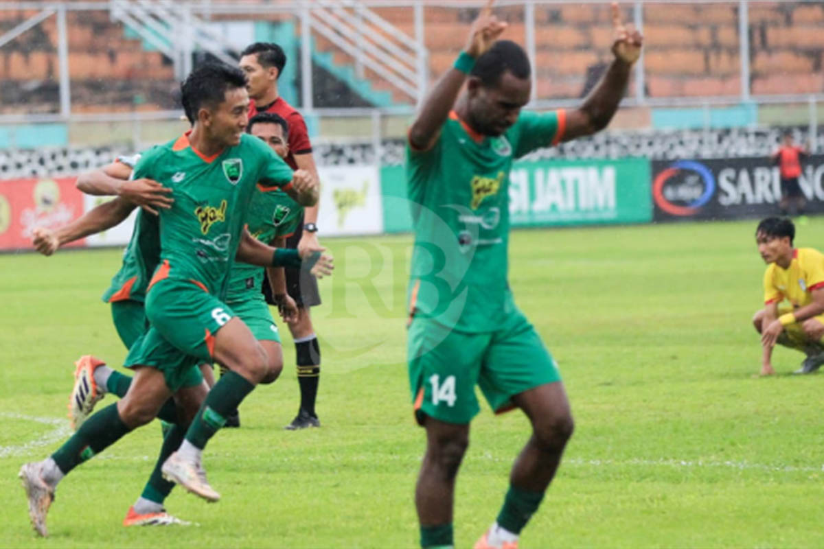 PENENTU KEMENANGAN: Saifullah bersama pemain Pasuruan United seusai mencetak gol kedua di injury time.