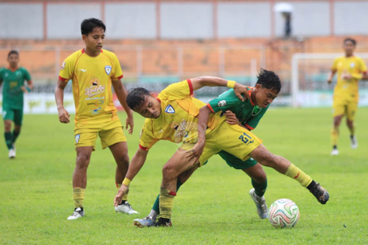 KETAT: Duel antara laga Pasuruan United dan Unesa FC di STadion R Soedarsono.