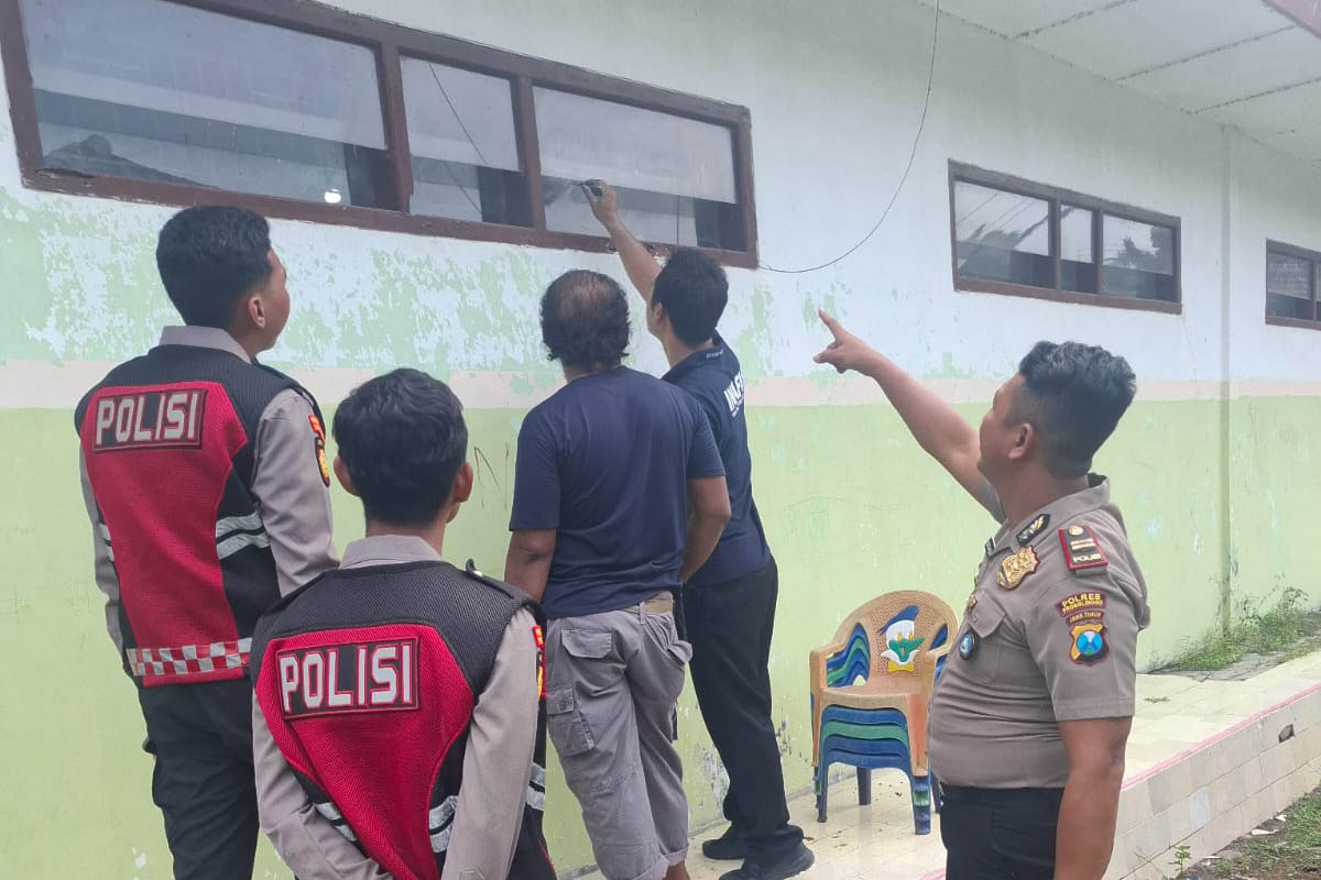 LEWAT SINI: Kapolsek Krejengan, Iptu Miftahol Rahman (menujuk) saat mengecek lokasi SDN Sokaan 1 Krejengan yang dini hari kemarin dibobol maling.