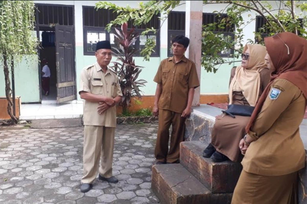 BUKAN KALI PERTAMA: Dinas Pendidikan dan Kebudayaan kabupaten Probolinggo mendatangi SDN Sokaan 1 seusai kejadian pencurian.