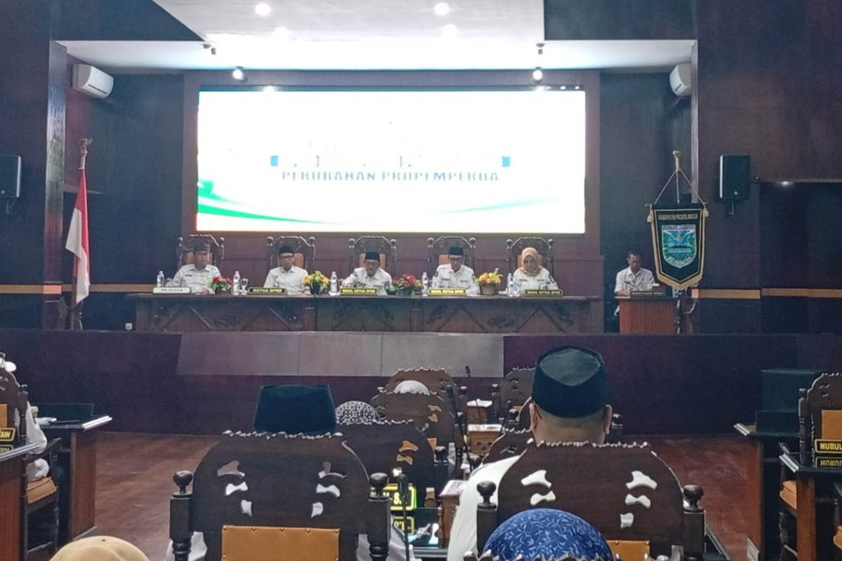 DIBAHAS BERSAMA: Pimpinan DPRD dan Plh Sekretaris Daerah Kabupaten Probolinggo M. Sjaiful Efendi dalam rapat paripurna soal perubahan struktur organisasi dan tata kerja.