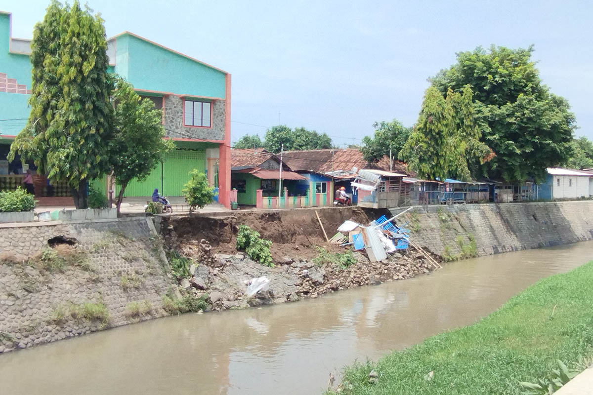 PANJANG: Tebing Kali Kertosono yang ambrol di Kelurahan Sidomukti, Kecamatan Kraksaan.