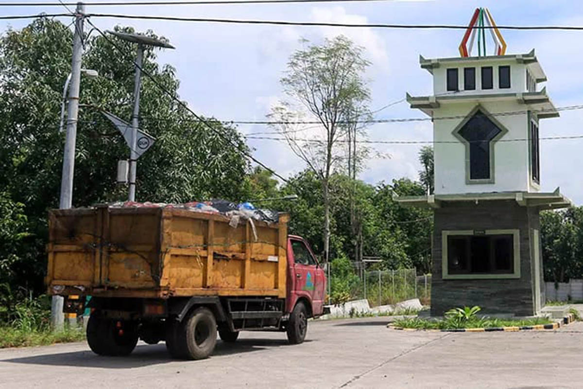 ANGKUT: Truk sampah DLH Kabupaten Pasuruan yang beroperasi untuk mengangkut sampah ke TPA Wonokerto, Kecamatan Sukorejo.