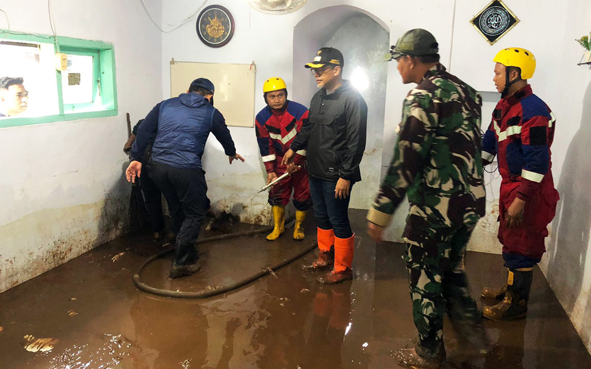 Bupati Probolinggo Gus Haris (tengah) saat meninjau banjir di Sumberasih, Probolinggo. (Inneke Agustin/ Radar Bromo)