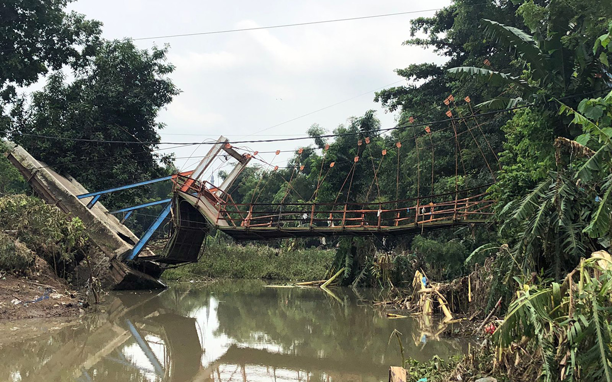PUTUS: Kondisi jembatan gantung di Dusun Beji-Desa Banjarsari yang terputus sehingga tak bisa dilintasi, Senin (19/1).