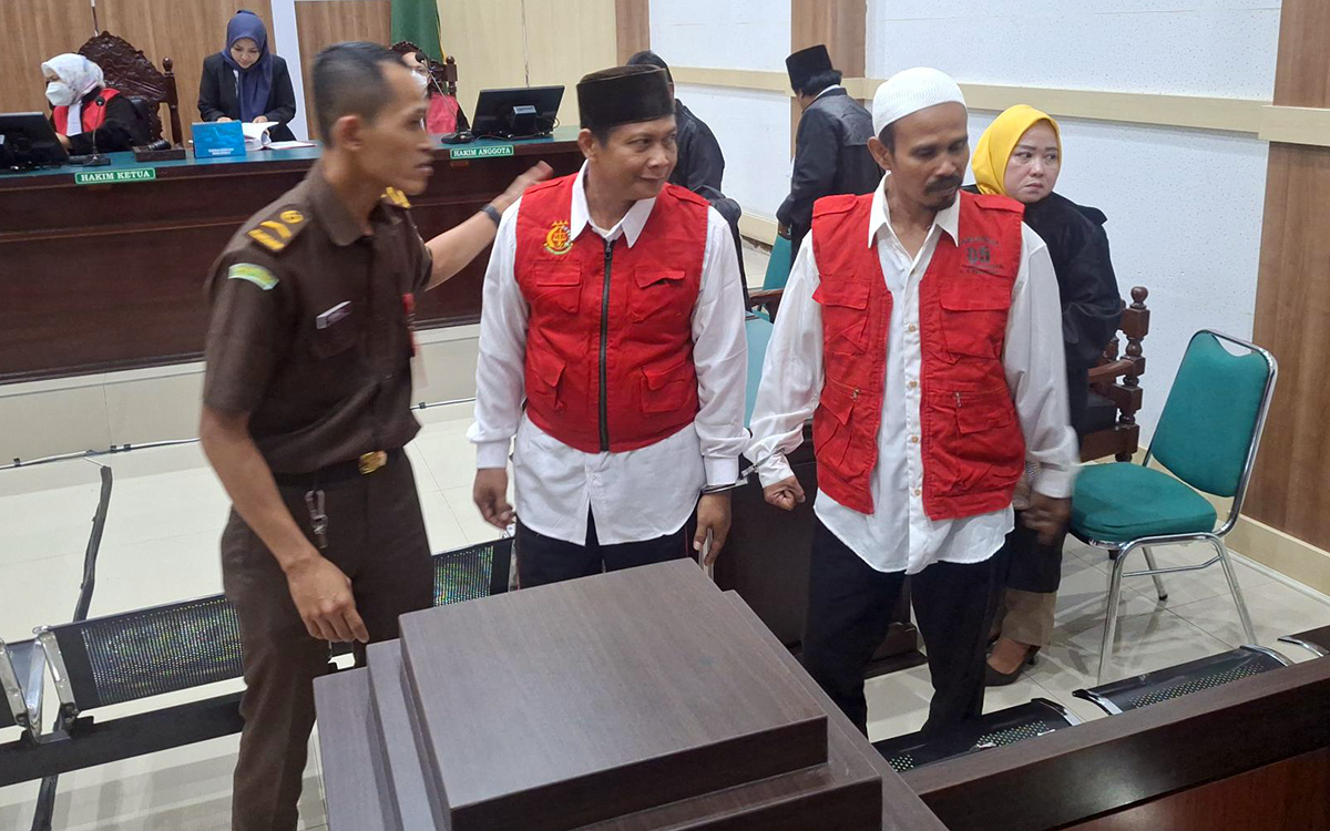 DISIDANG: Terdakwa Muhammad Su&rsquo;ud alias Gus Tom dan Jumari alias Gus Puja Kusuma saat dihadirkan di pengadilan. Mereka harus melanjutkan proses hukum, usai eksepsi ditolak. 