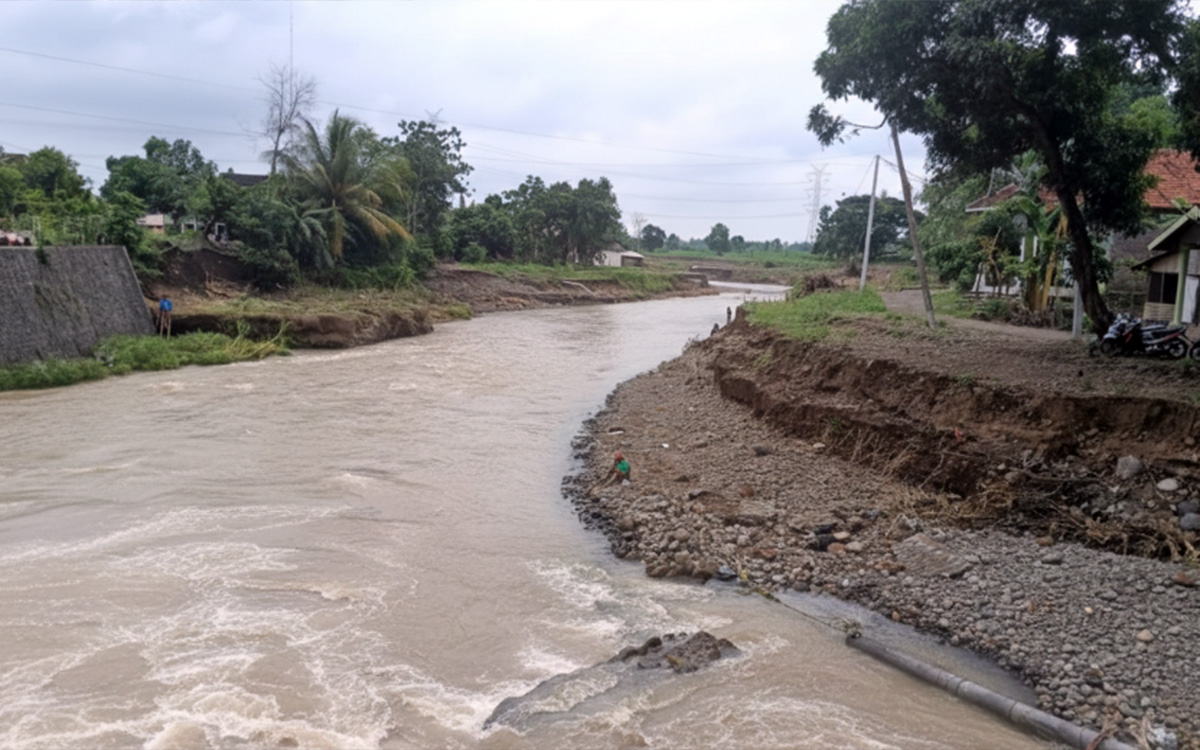 RUSAK: Terlihat kondisi aliran sungai Rondoningo di wilayah Krejengan pascabanjir Sabtu (17/1).