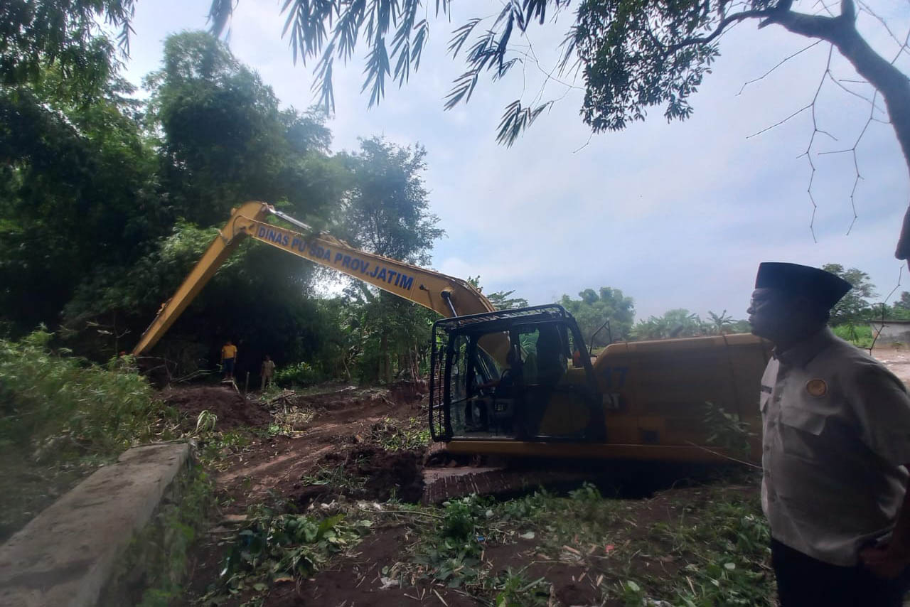 TURUNKAN ALAT BERAT: Eksavator long arm milik PU SDA Provinsi Jatim melakukan penambalan parapet di Desa/Kecamatan Nguling, Kabupaten Pasuruan, Selasa (20/1) siang
