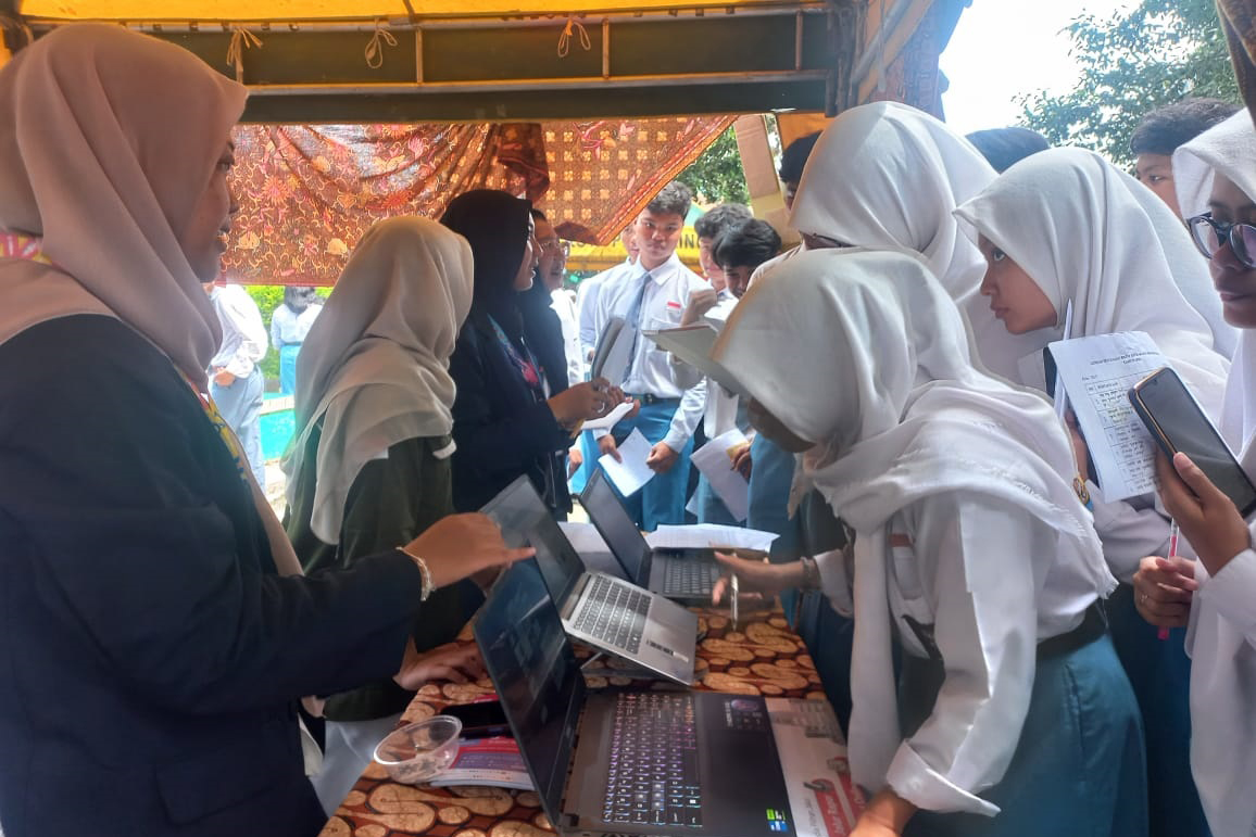 EDUKASI: Sejumlah pelajar SMAN 4 Kota Probolinggo sangat antusiasi mengikuti Expo Kampus 2026 di sekolahnya, Selasa (20/1).
