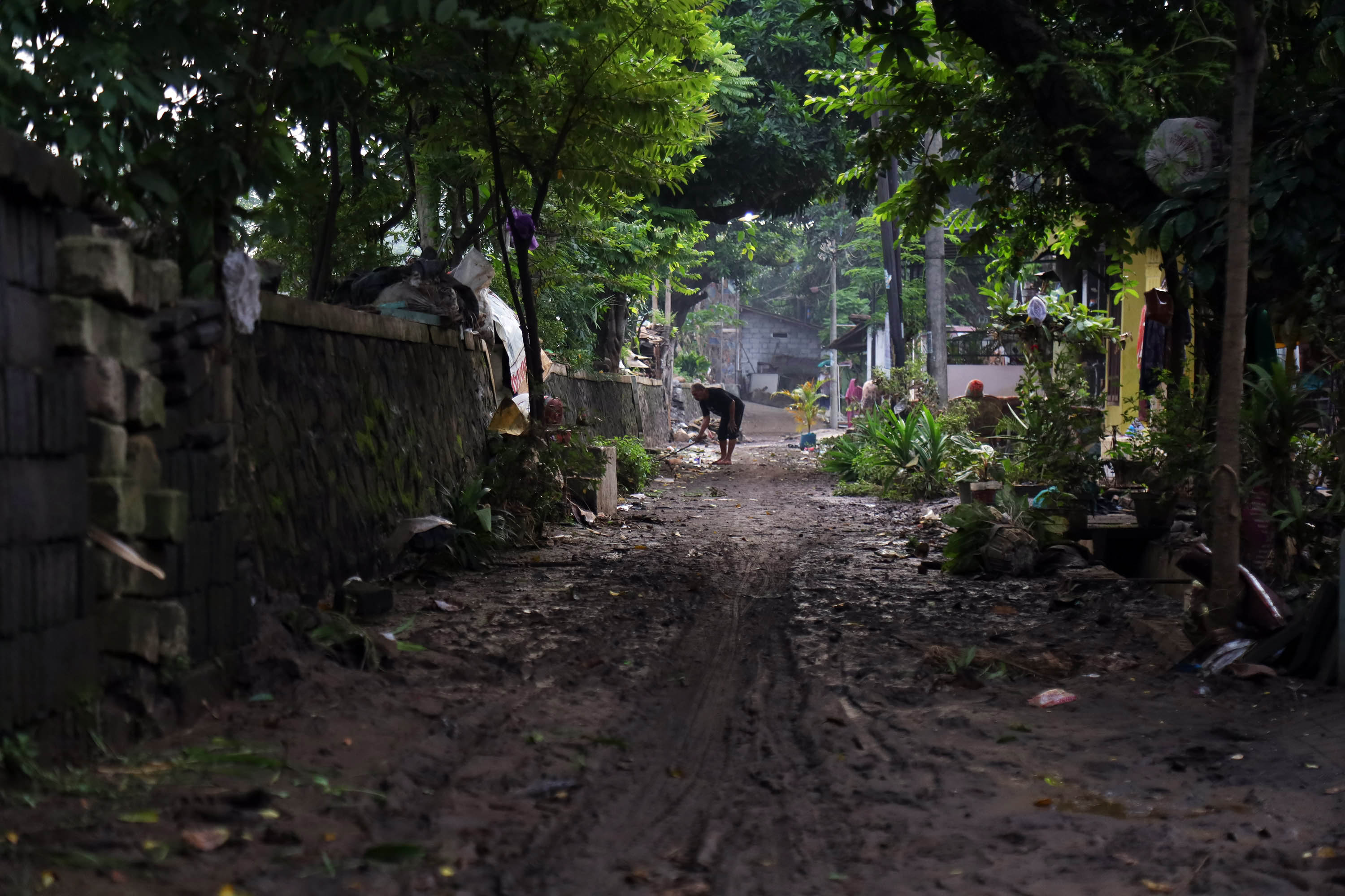 TEBAL: Material lumpur yang tersisa di jalan masuk pemukiman di Dusun Bibis, Desa Lemah Kembar, Sumberasih setelah banjir.