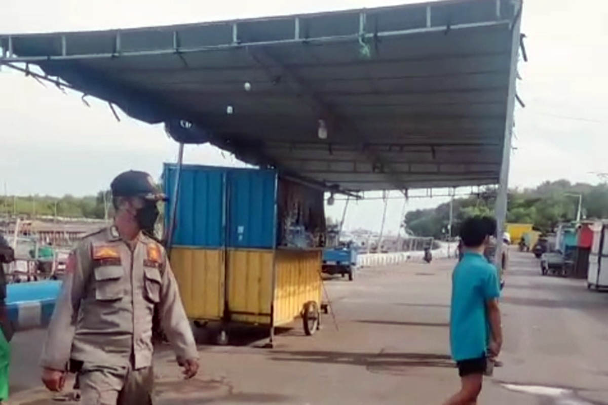 PENERTIBAN: Petugas Satpol PP saat melakukan penyisiran dan mendapati PKL yang melanggar.