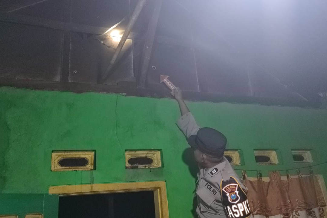BIKIN KAGET: Polisi melakukan olah TKP di rumah Arjoko yang dilempar bondet, Senin (22/1) malam