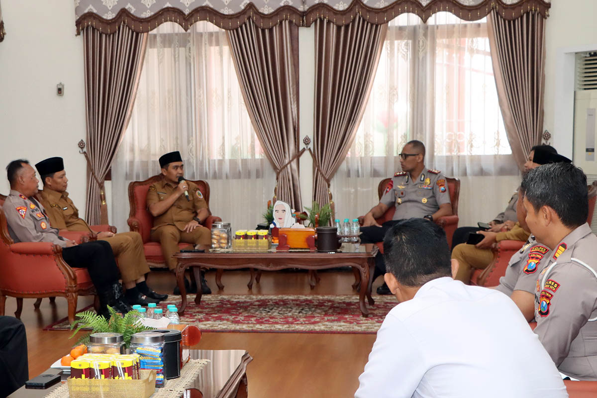 SILATURAHMI: Kapolres Pasuruan AKBP Titus Yudho Uly bersama rombongannya saat bersilaturahmi ke Wali Kota Pasuruan, Adi Wibowo.