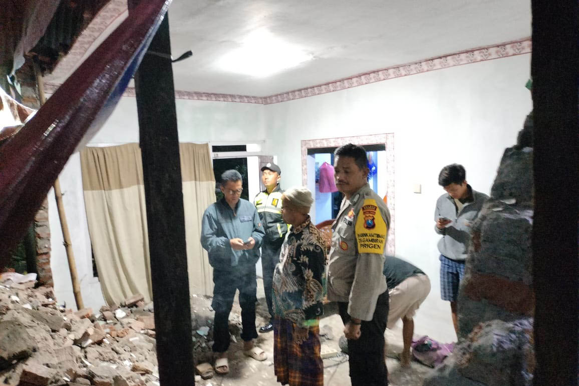 AKIBAT HUJAN: Tembok ruang tamu rumah warga di Desa Gambiran yang jebol, usai tertimpa material longsor, Senin (19/1) sore.