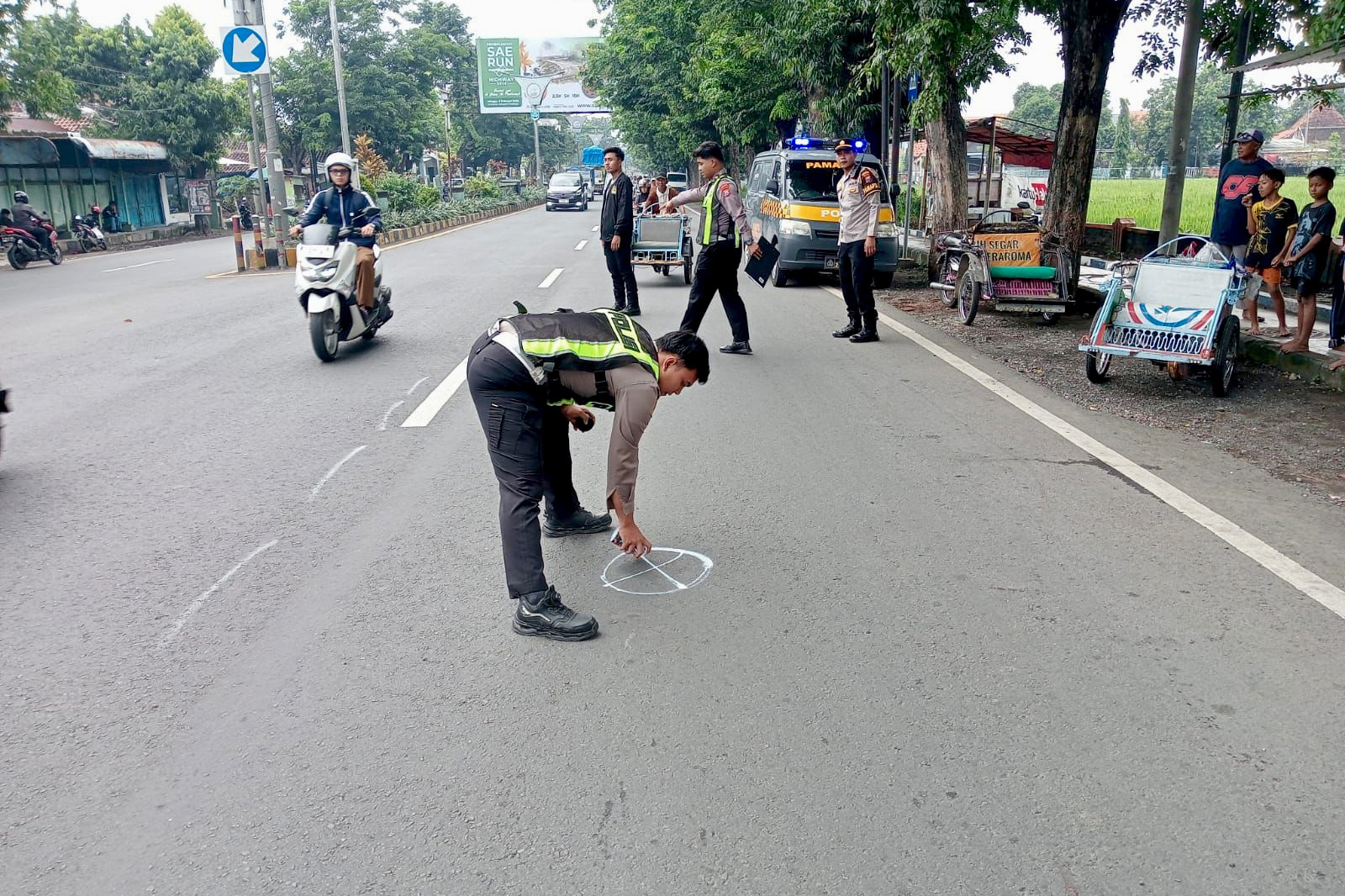 OLAH TKP: Anggota Satlantas Polres Probolinggo melakukan olah TKP kecelakaan di Jalur Pantura Kelurahan Semampir, Kecamatan Kraksaan.