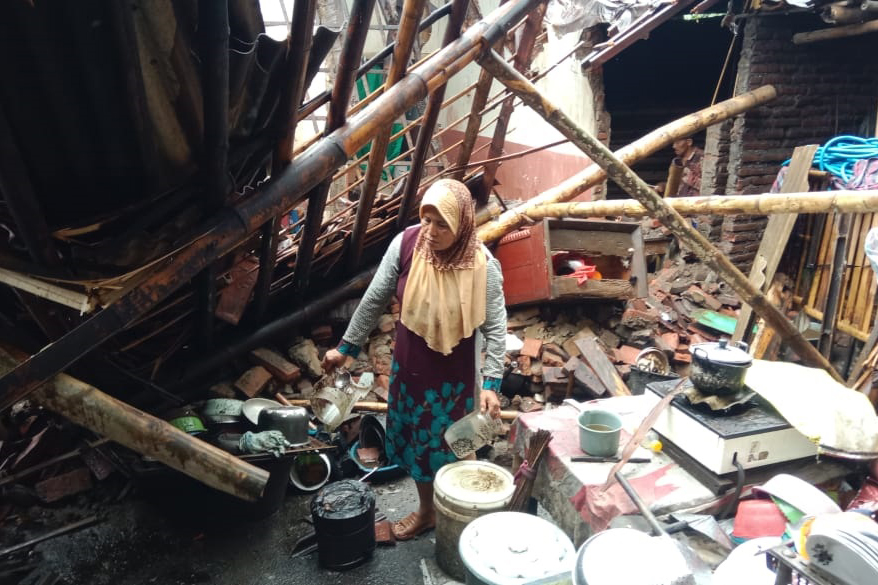AMBRUK: Salah satu rumah warga Dusun Karangrejo, Desa Tegalwatu, Kecamatan Tiris, ambruk akibat cuaca ekstrem.