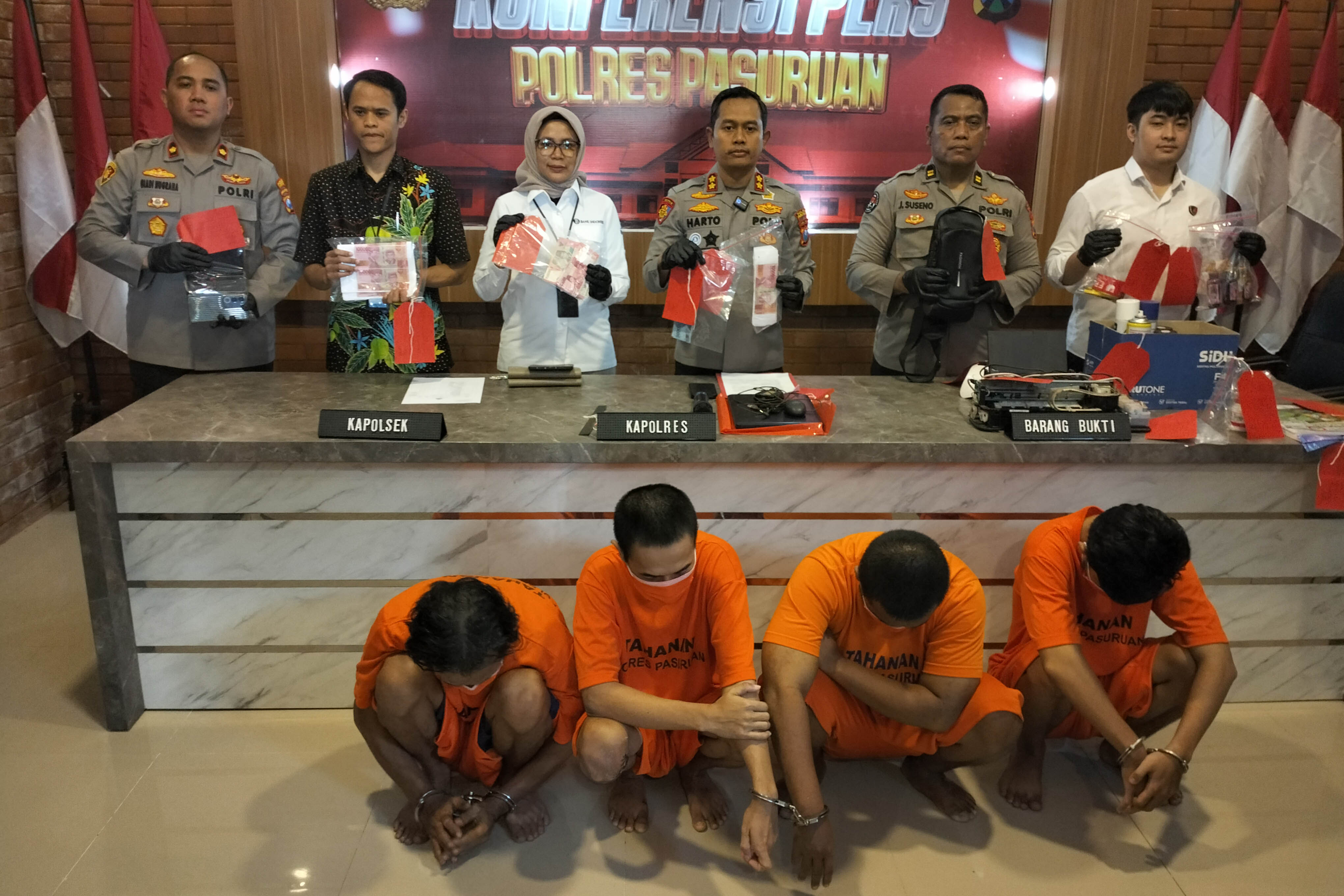 KENA BATUNYA: Tersangka jaringan pengedar upal bersama barang bukti saat dirilis di mapolres Pasuruan Selasa (20/1) pagi.
