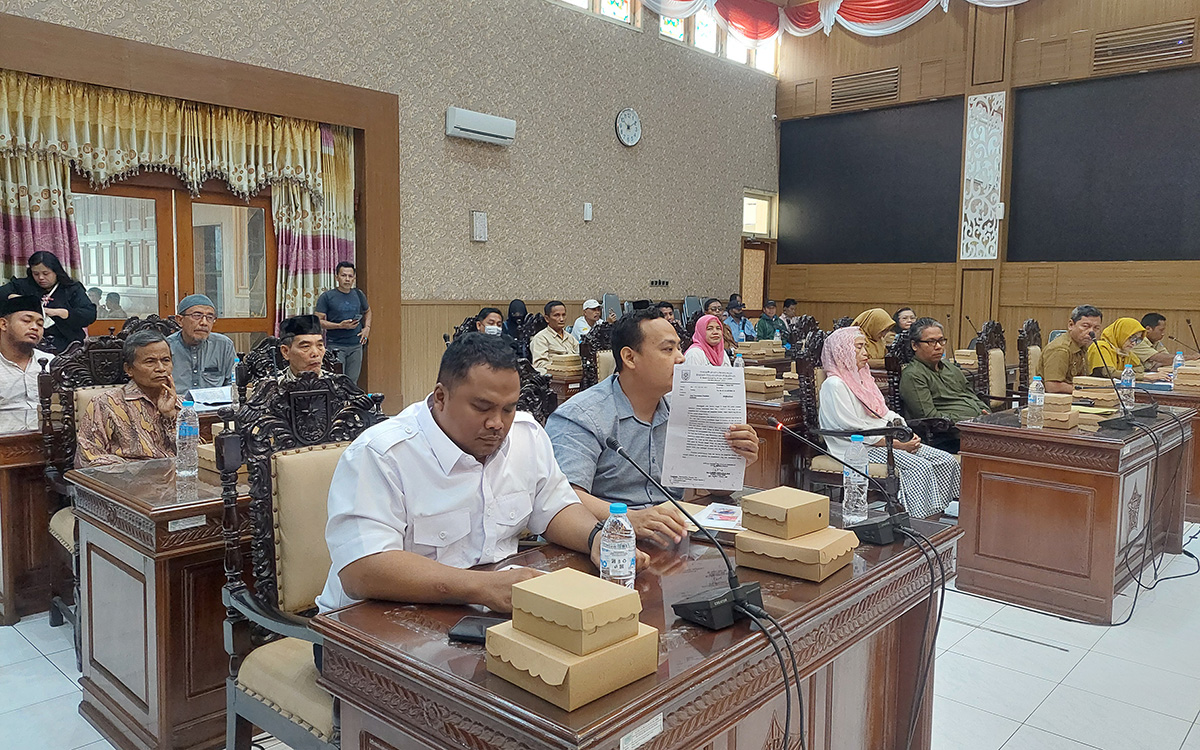 Sejumlah warga Ketapang, Kota Probolinggo mengikuti rapat dengar pendapat soal polemik Hadi
