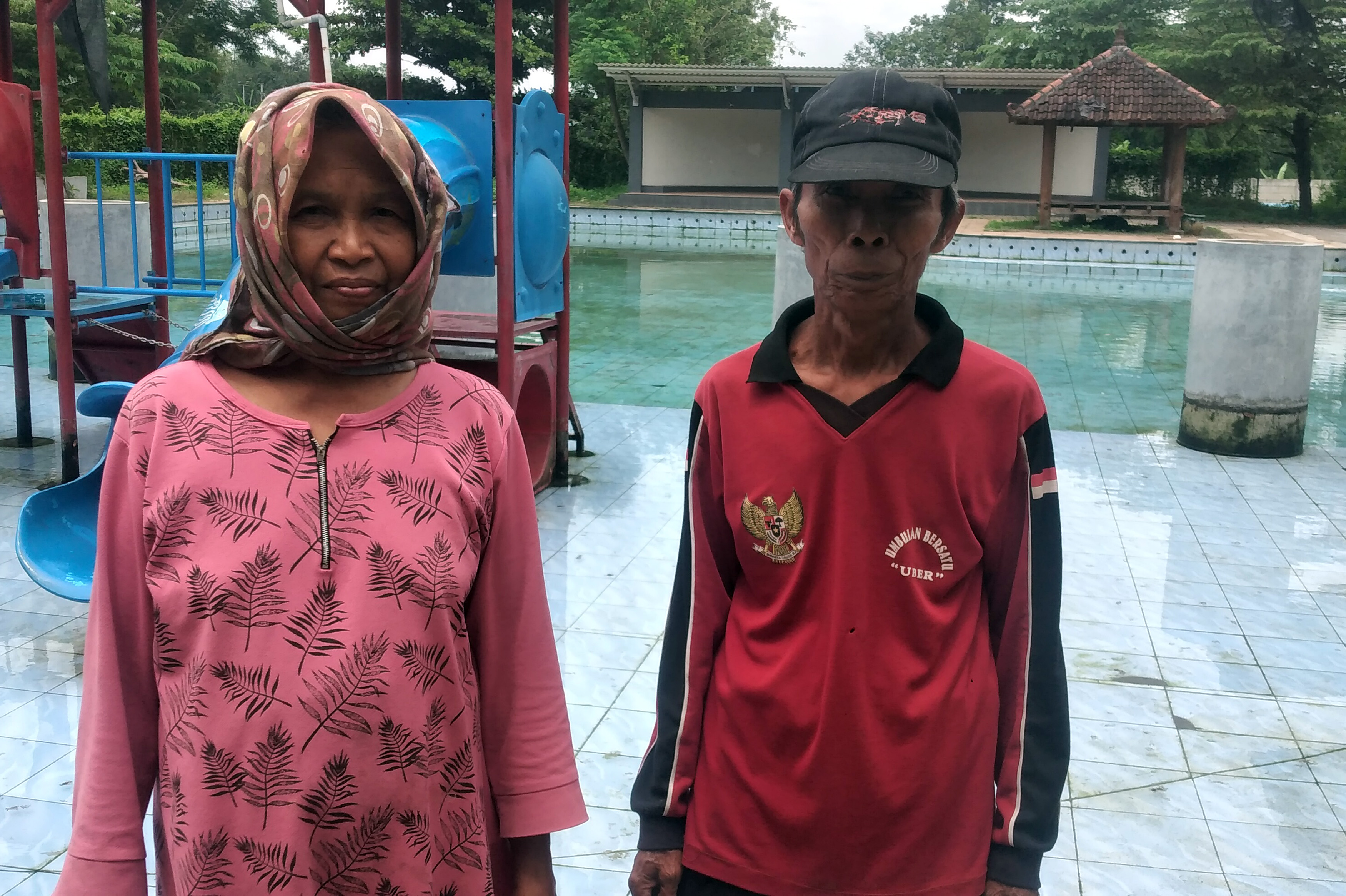 M. Sueb, 60, dan Suyami, 55 di Umbulan Park yang sepi. (Fuad Alyzen/ Radar Bromo)