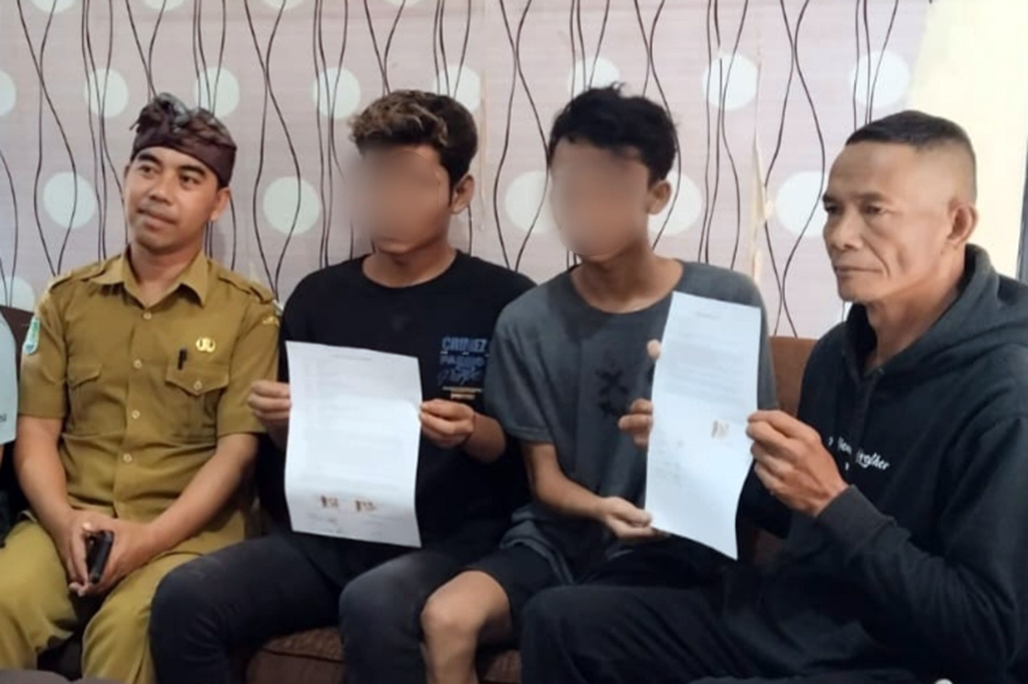 BERAKHIR KEKELUARGAAN: Dua terduga pencuri 10 durian membuat surat pernyataan tak akan mengulangi perbuatannya untuk mencuri.