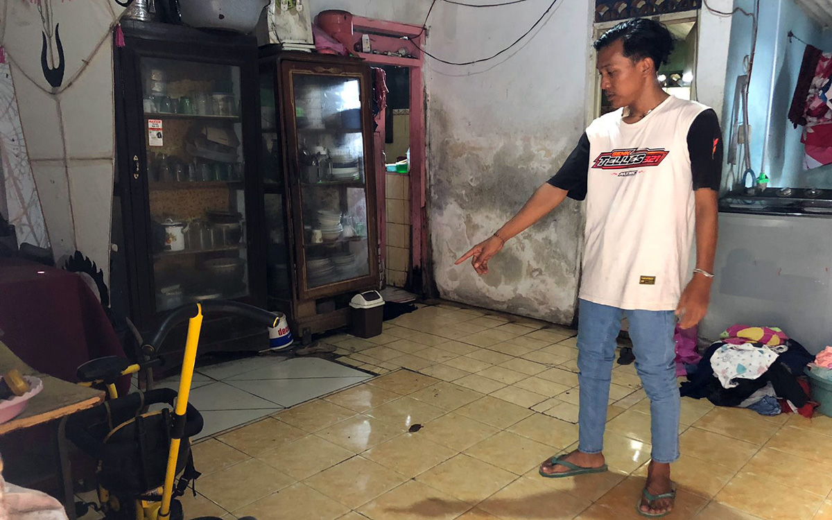 KORBAN: Muhammad Novan Ferdiansyah, warga Kelurahan Sukabumi, Kecamatan Mayangan, Kota Probolinggo, menunjukkan lokasi parkir terakhir dari dua motornya, Senin (19/1).