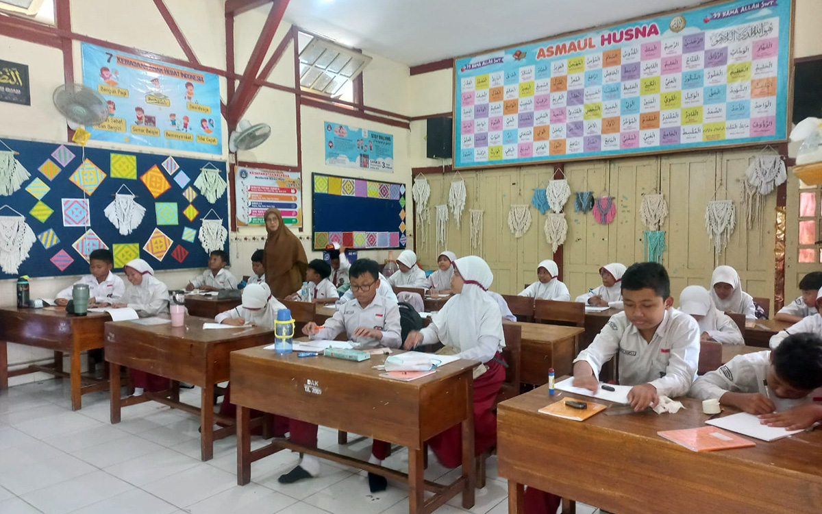 GENERASI PENERUS: Sejumlah pelajar SDN Sukabumi 2 Kota Probolinggo mengikuti kegiatan belajar mengajar Senin (19/1).