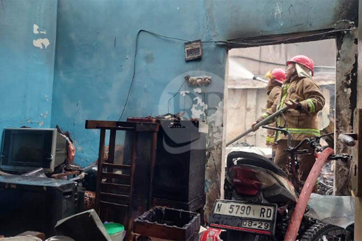 LUDES: Personel damkar Kota Probolinggo memadamkan api di rumah Atmari di Kelurahan Sukoharjo, Kanigaran, Rabu (21/1) siang.
