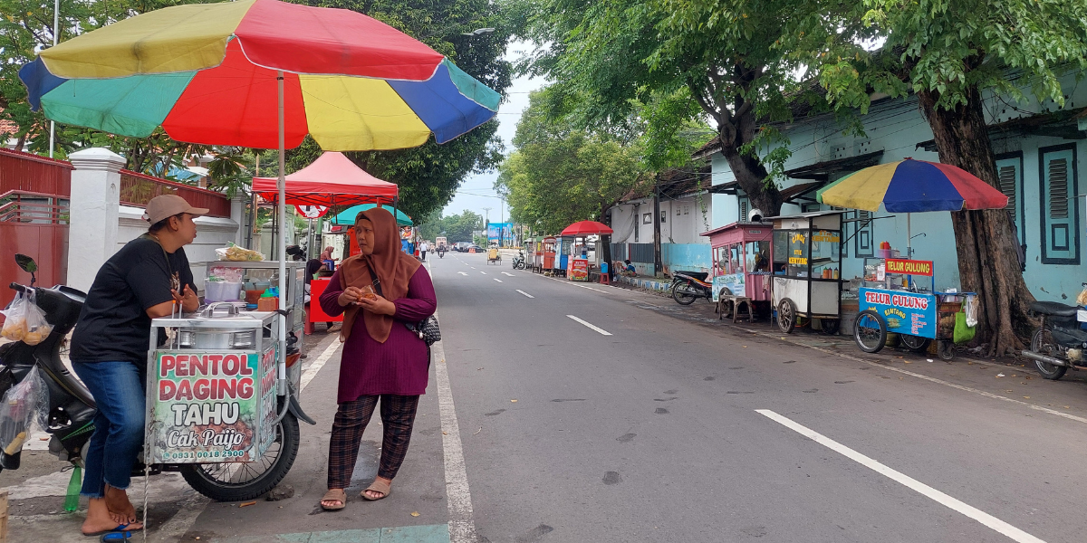 MENGAIS REZEKI: Sejumlah PKL berjualan di Jalan A. Yani Kota Probolinggo. Sejumlah PKL sudah mendapatkan SP-1 agar tidak berjualan di lokasi tersebut.