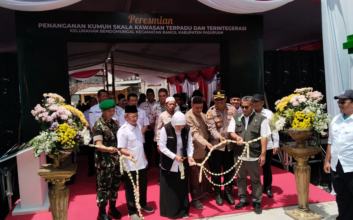 Gubernur Jawa Timur Khofifah Indar Parawansa meresmikan transformasi kawasan kumuh Bendomungal, Kecamatan Bangil, menjadi wisata terintegrasi Rabu (21/1).