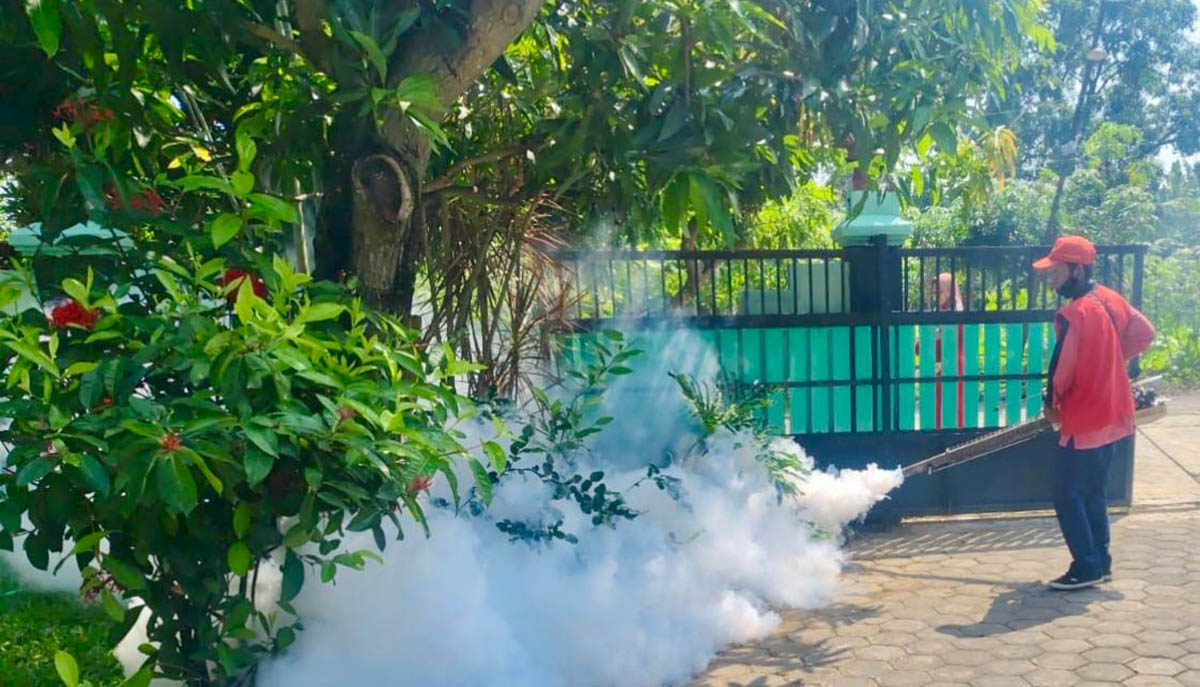 FOGGING: Petugas melakukan fogging di lingkungan tempat tinggal warga. Penyakit DBD masih berpotensi terjadi sehingga menjadi atensi.