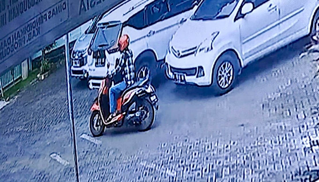 DIMALING: Motor scoppy milik Sholeha guru salah satu TK di Desa Racek dicuri maling saat rapat di Dinas Dikdaya Kabupaten Probolinggo.