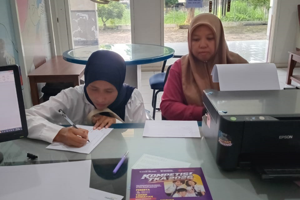 DAFTAR: Sejumlah perwakilan lembaga pendidikan mendaftarkan siswanya dalam Kompetisi TKA 2026 di kantor Jawa Pos Radar Bromo, Kamis (22/1).