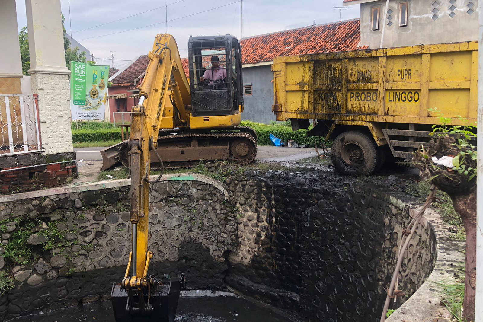 DIKERUK: Pekerja melakukan normalisasi saluran sekunder irigasi Dam Amsterdam, Kelurahan Wiroborang, Kecamatan Mayangan, Kota Probolinggo, Kamis (22/1).