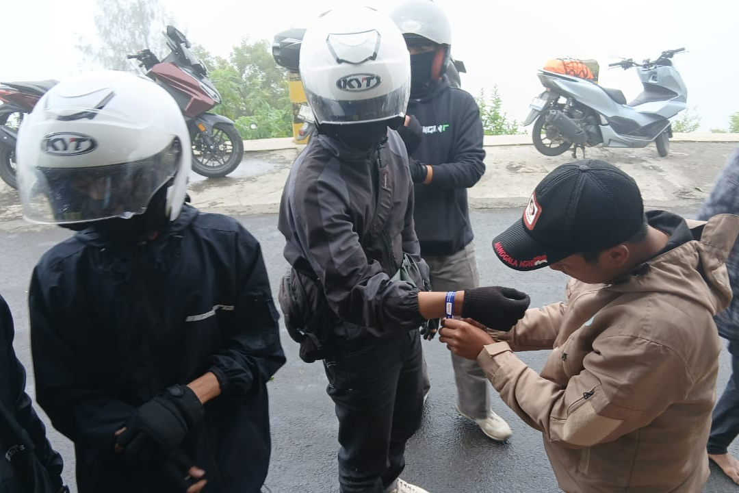 ASURANSI: Sejumlah pengunjung saat menggunakan gelang asuransi di wisata Gunung Bromo, Kabupaten Probolinggo, Kamis (22/1).