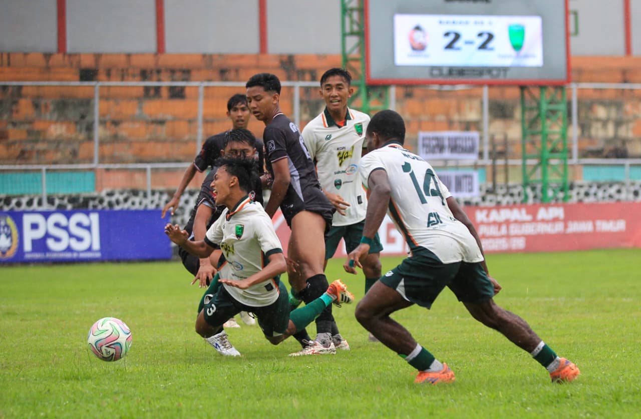 JATUH BANGUN: Pemain Pasuruan United harus jatuh bangun untuk menjaga bola dari perebutan lawan.