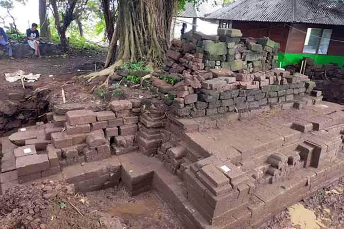 TERGANJAL: Temuan bangunan candi di Desa Sukoreno, Kecamatan Prigen, beberapa waktu lalu.