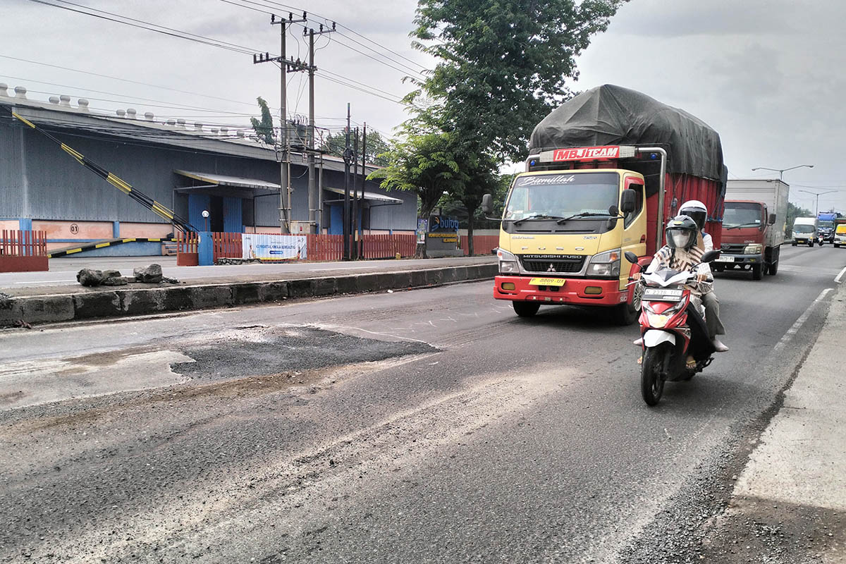 LANGGANAN: Jalan di seberang gudang Bulog, Dusun/Desa Kejapanan, Kecamatan Gempol yang menjadi langganan kerusakan. Kondisi itu, membahayakan pengguna jalan.