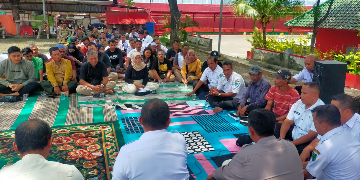 DIALOG: Gelaran dialog yang dilakukan Diskoperindag Kabupaten Pasuruan dan OPD terkait bersama PKL kawasan Cheng Hoo. Langkah ini dilakukan, untuk menyerap uneg-uneg pedagang.