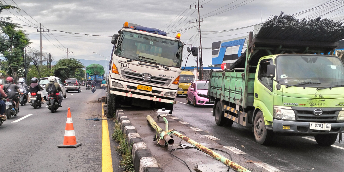 NANGKRING: Truk trailer yang mengalami kecelakaan di jalan ruas Surabaya-Malang, Desa Karangsono, Kecamatan Sukorejo. Diduga, sopir truk besar tersebut mengantuk, saat mengemudi.