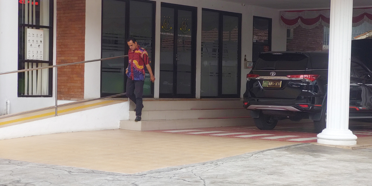 DIPERIKSA: Ketua Umum KONI Kota Probolinggo periode 2021-2025, Rahadian Juniardi keluar dari gedung Kejari Kota Probolinggo, Kamis (22/1) setelah diperiksa sejak pagi hingga siang.