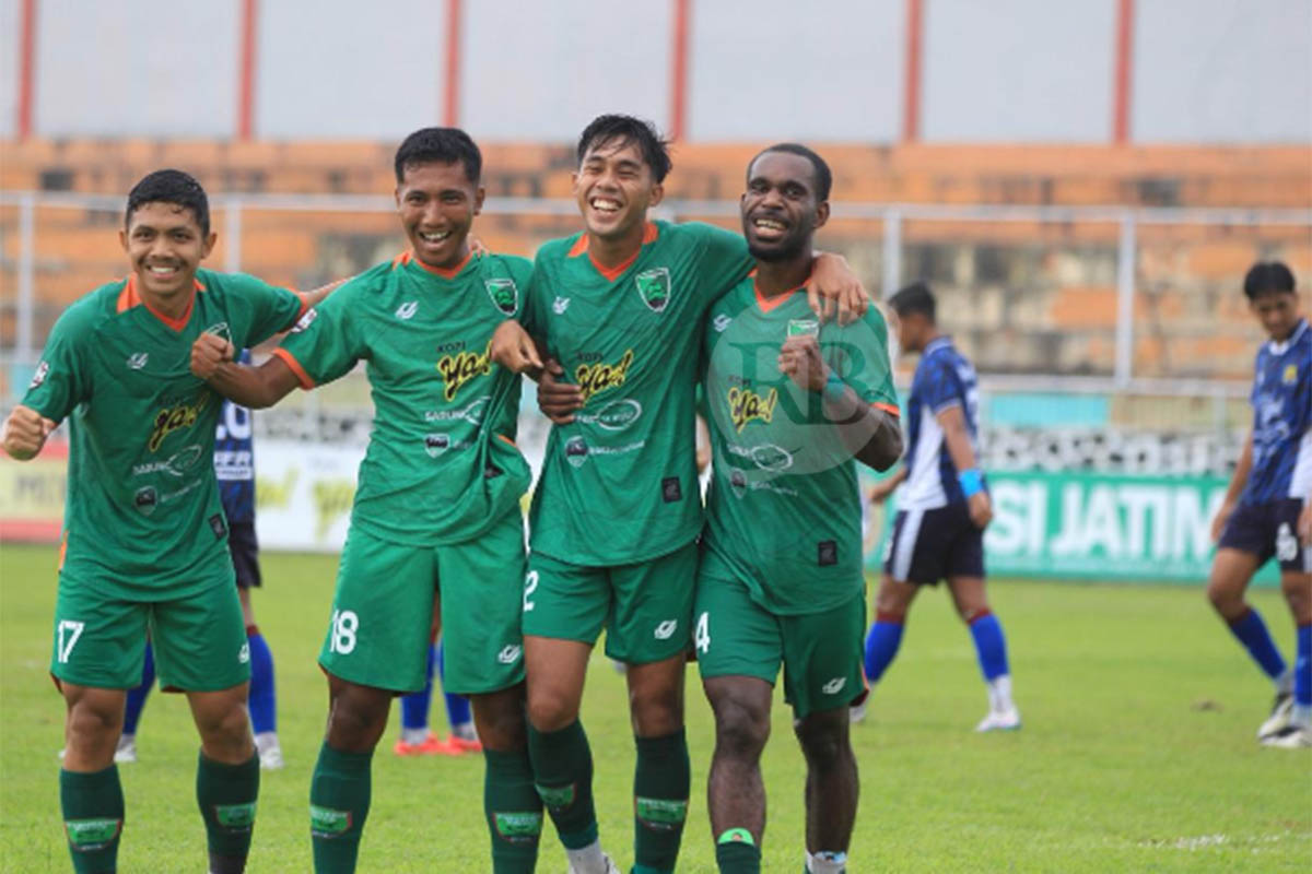 SENANG: Pemain Pasuruan United merayakan kemenangan atas laga melawan Persema Malang.