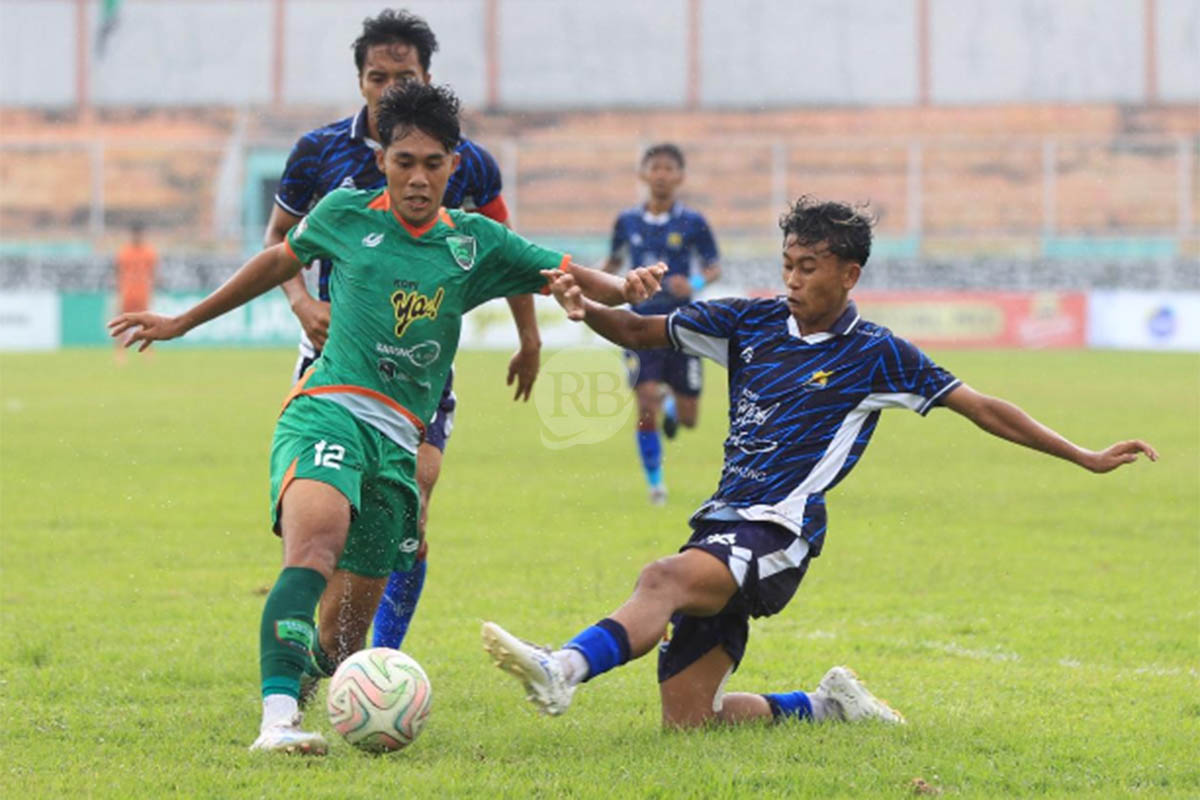 CETAK GOL: Gelandang Pasuruan United Rosihan Ramadhan (jersey hijau) yang jadi pencetak gol ke gawang Persema Malang saat berlaga di Stadion R Soedarsono, Jumat (23/1).
