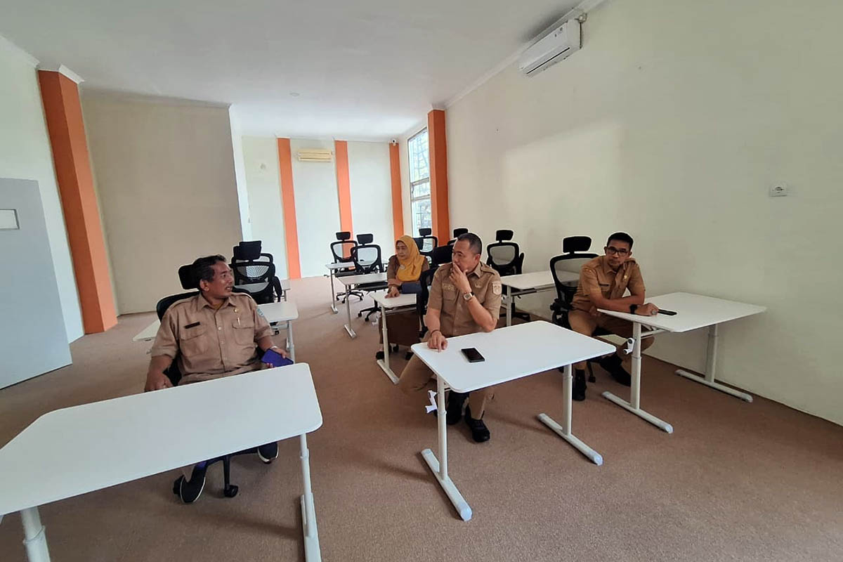 PERSIAPAN: Kepala Diskoperindag Kabupaten Pasuruan, Taufikhul Ghony, bersama jajarannya saat meninjau Sentra Bangkodir yang akan dijadikan Pasuruan Creative Center.