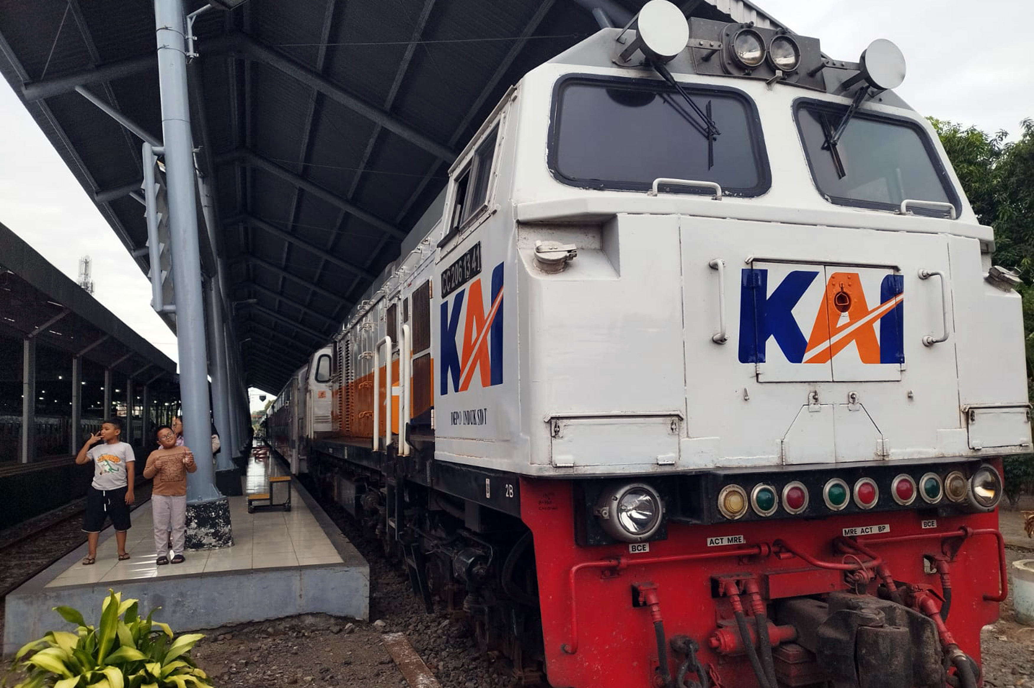 JANGKAUAN LEBIH LUAS: KA Komuter Supas saat singgah di Stasiun Sidoarjo. Rencananya, KA Supas ditambah jangkauan sampai Probolinggo dengan dinamai Supaspro (Surabaya-Pasuruan-Probolinggo)